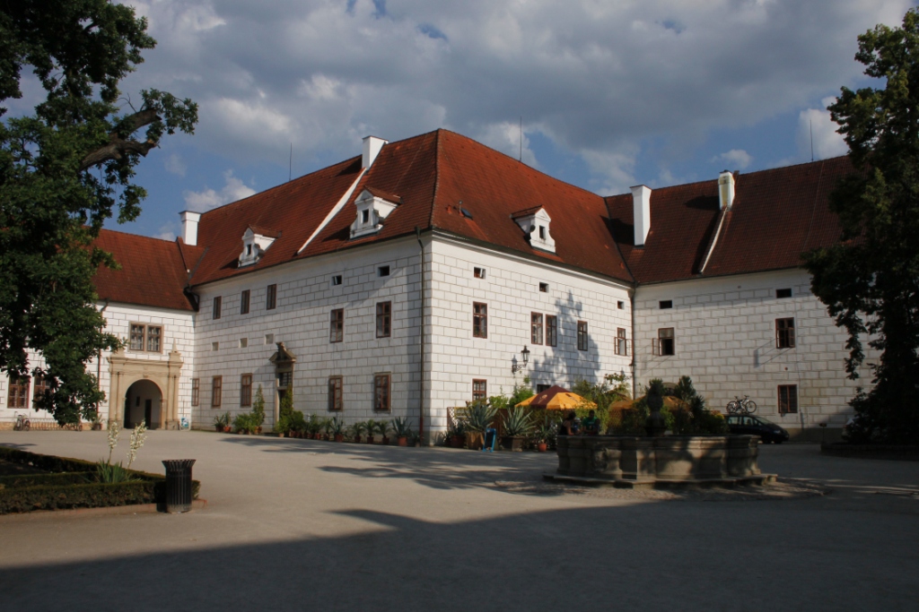 ZÁMEK TŘEBOŇ (NKP)