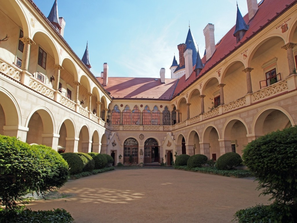 Nádvoří zámku