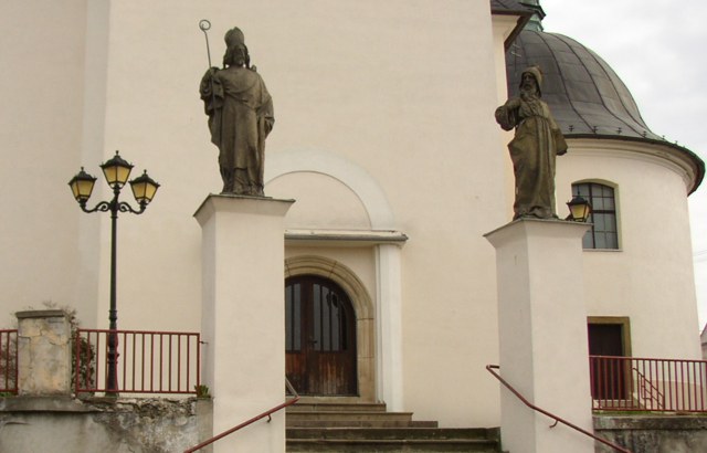Sochy před kostelem