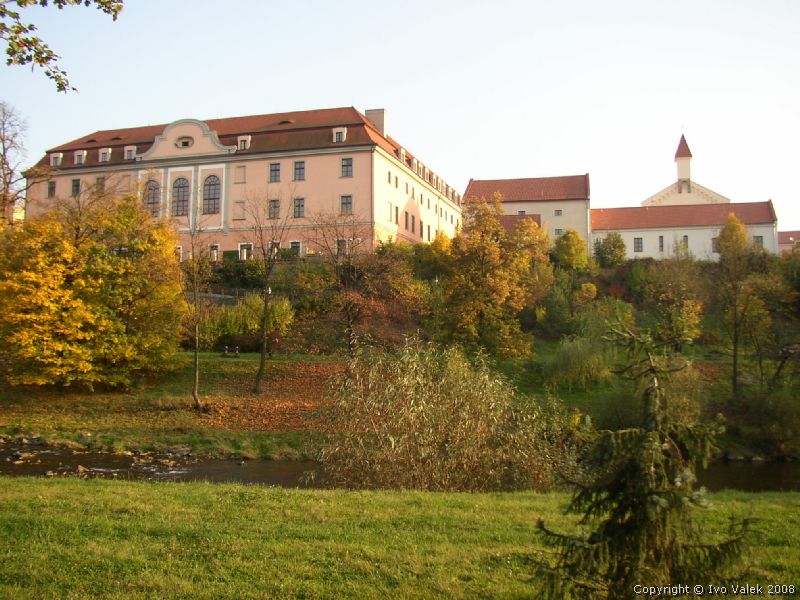 ZÁMEK ŽEROTÍNŮ VE VALAŠSKÉM MEZIŘÍČÍ